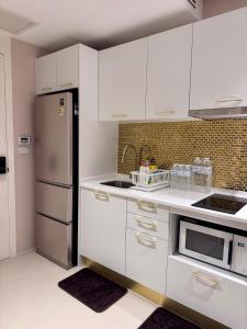 Η κουζίνα ή μικρή κουζίνα στο Luxury 2 Person Apartment in Heart of Phuket