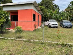 サラピキにあるCasita Camposの車の家の前の柵