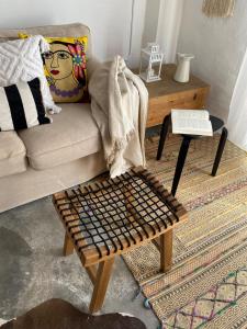 una sala de estar con un teclado de madera sobre una mesa de centro en Casa Carmen Oliva Townhouse, en Oliva