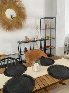 un comedor con una mesa con platos negros encima en Casa Carmen Oliva Townhouse, en Oliva