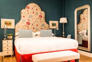 墨西拿Vmaison Hotel Messina的卧室里有一张带大床的大床