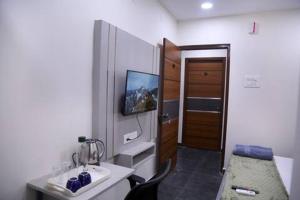 TV a/nebo společenská místnost v ubytování Yendluri's QueenBed Room1 -Kondapur