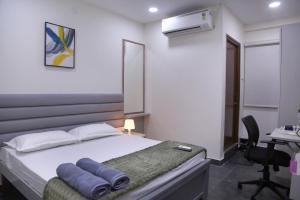 Postel nebo postele na pokoji v ubytování Yendluri's QueenBed Room1 -Kondapur
