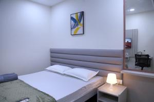 Postel nebo postele na pokoji v ubytování Yendluri's QueenBed Room1 -Kondapur