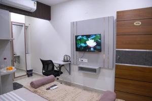 TV a/nebo společenská místnost v ubytování Yendluri's QueenBed Room1 -Kondapur