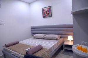 Postel nebo postele na pokoji v ubytování Yendluri's QueenBed Room1 -Kondapur