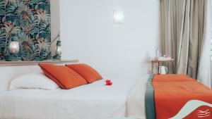 Postel nebo postele na pokoji v ubytování Andrea Lodges + 37 fotografií