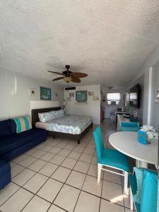 Gallery image of Turquoise Beach Retreat with Amazing pools -King bed in Daytona Beach