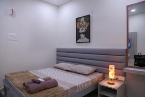 Postel nebo postele na pokoji v ubytování Yendluri's QueenBed Room1 -Kondapur