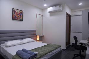 Postel nebo postele na pokoji v ubytování Yendluri's QueenBed Room1 -Kondapur