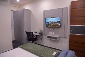 TV a/nebo společenská místnost v ubytování Yendluri's QueenBed Room1 -Kondapur