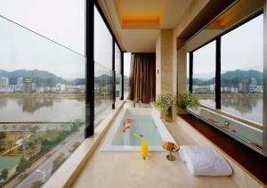 Habitación grande con piscina y ventanas grandes. en DW Hotel, en Huangshan