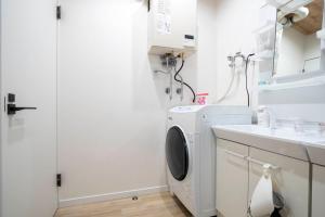 lavadero blanco con lavadora y fregadero en Kotobuki, en Otaru 106 fotos más