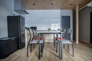 Un comedor con mesa y sillas y una cocina. en Kotobuki, en Otaru