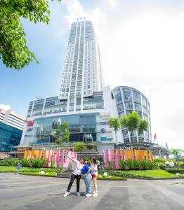 un gruppo di persone che si trovano di fronte a un edificio di HARRIS Suites fx Sudirman a Giacarta