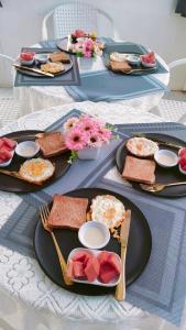 a table with plates of food on top at FarmStay Tawanchai ฟาร์มสุขตะวันฉาย YS in Ban Fak Huai