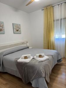 a bedroom with a bed with two towels on it at Alojamiento el Limonero B in Baeza +30 photos