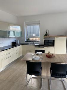 Kuchyň nebo kuchyňský kout v ubytování Aarberg Lounge