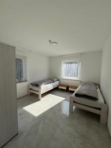 Postel nebo postele na pokoji v ubytování Heilbronn Ferienwohnung mit Ausblick