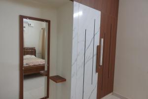 Voodi või voodid majutusasutuse Modern & Spacious 3BHK Near Simco, KK Nagar toas