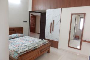 Voodi või voodid majutusasutuse Modern & Spacious 3BHK Near Simco, KK Nagar toas
