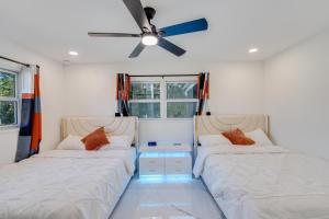 Ένα ή περισσότερα κρεβάτια σε δωμάτιο στο Entire House Pets Events Parties Permitted, 5 minutes drive to beach