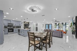 Η κουζίνα ή μικρή κουζίνα στο Entire House Pets Events Parties Permitted, 5 minutes drive to beach