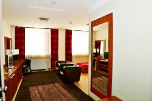TV a/nebo společenská místnost v ubytování Aston Hotel