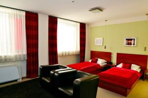 Postel nebo postele na pokoji v ubytování Aston Hotel