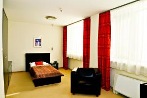 Postel nebo postele na pokoji v ubytování Aston Hotel