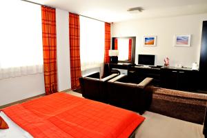 Postel nebo postele na pokoji v ubytování Aston Hotel