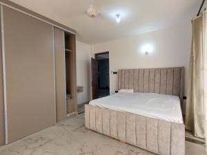 モンバサにあるHyatt Coast Regency Stay, 2 Bedroom ensuiteの部屋の中に大きなベッドがある寝室