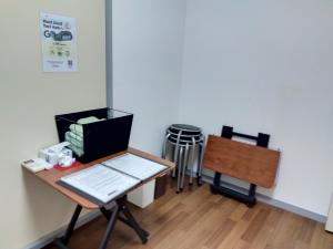 a room with a desk and a chair and a table and stool at Sun and Moonホテル302 in Tokyo