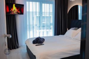 Ένα ή περισσότερα κρεβάτια σε δωμάτιο στο 2 Level 1 Bedroom Lux Apartment with Balcony 75 Inch TV and Sofa Bed near Promenada Mall with High Ceilings Kitchen Washer and Work Space +54 φωτογραφίες