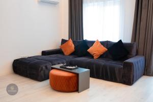 Χώρος καθιστικού στο 2 Level 1 Bedroom Lux Apartment with Balcony 75 Inch TV and Sofa Bed near Promenada Mall with High Ceilings Kitchen Washer and Work Space