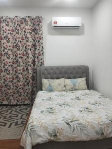 Ένα ή περισσότερα κρεβάτια σε δωμάτιο στο Tenang Tambun House