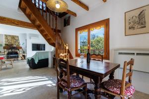 una sala da pranzo con tavolo e sedie in legno di La Petite Marjolaine Charming top of Villa Vence a Vence
