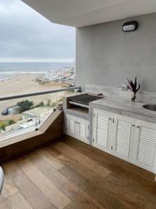 een grote keuken met uitzicht op het strand bij Apartment Rosi Beach & Pool Punta Hermosa in Punta Hermosa