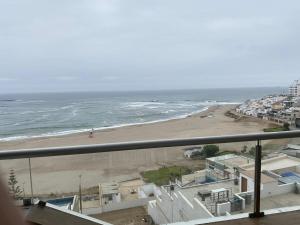 een balkon met uitzicht op het strand en de oceaan bij Apartment Rosi Beach & Pool Punta Hermosa in Punta Hermosa