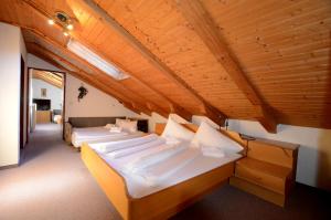 Un pat sau paturi într-o cameră la Appartements Baumanngut