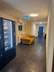フリードリヒスハーフェンにあるHotel Capitol Zentrum - 24h -のソファ付きの部屋 +23枚の写真