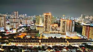 - une vue sur une grande ville la nuit dans l'établissement Spacious 3BR Retreat Comfort & Style in the City 2-10pax, à Jelutong