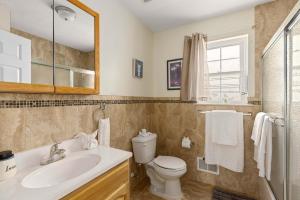 Koupelna v ubytování Newark Gem Ruby 3BR, 3BA - Sleeps 12 - Walk to Prudential Center and Newark Penn Station, Near EWR and American Dream Mall, includes Parking - WiFi - Laundry - Backyard - Gym + 28 fotografií