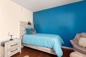 Rúm í herbergi á Newark Gem Ruby 3BR, 3BA - Sleeps 12 - Walk to Prudential Center and Newark Penn Station, Near EWR and American Dream Mall, includes Parking - WiFi - Laundry - Backyard - Gym