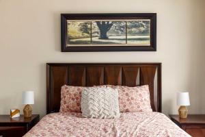 Rúm í herbergi á Newark Gem Ruby 3BR, 3BA - Sleeps 12 - Walk to Prudential Center and Newark Penn Station, Near EWR and American Dream Mall, includes Parking - WiFi - Laundry - Backyard - Gym