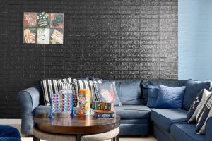 Setusvæði á Newark Gem Ruby 3BR, 3BA - Sleeps 12 - Walk to Prudential Center and Newark Penn Station, Near EWR and American Dream Mall, includes Parking - WiFi - Laundry - Backyard - Gym