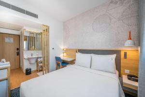 Holiday Inn Express Greater Noida Knowledge Park by IHG客房内的一张或多张床位