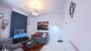 Televisyen dan/atau pusat hiburan di 3br Ironside Urban Luxe Retreat, FREE parking