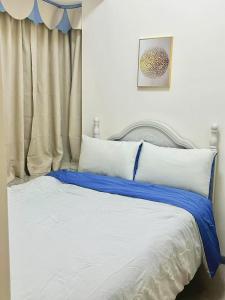 מיטה או מיטות בחדר ב-漂亮的卧室 元朗01