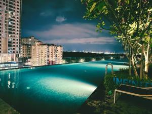 a swimming pool on the roof of a building at Modern 3BR Getaway Perfect for Families & Groups 10 pax in Jelutong